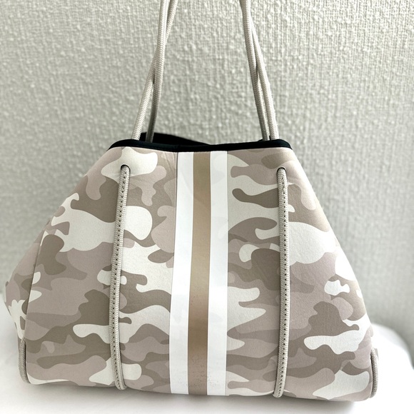 Haute Shore Neoprene Tote Cosmetic Eyeglass Wallet Wristlet Set Beach Lake - Picture 10 of 16